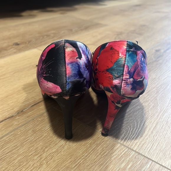 Floral Heels with Bow - Picture 4 of 7